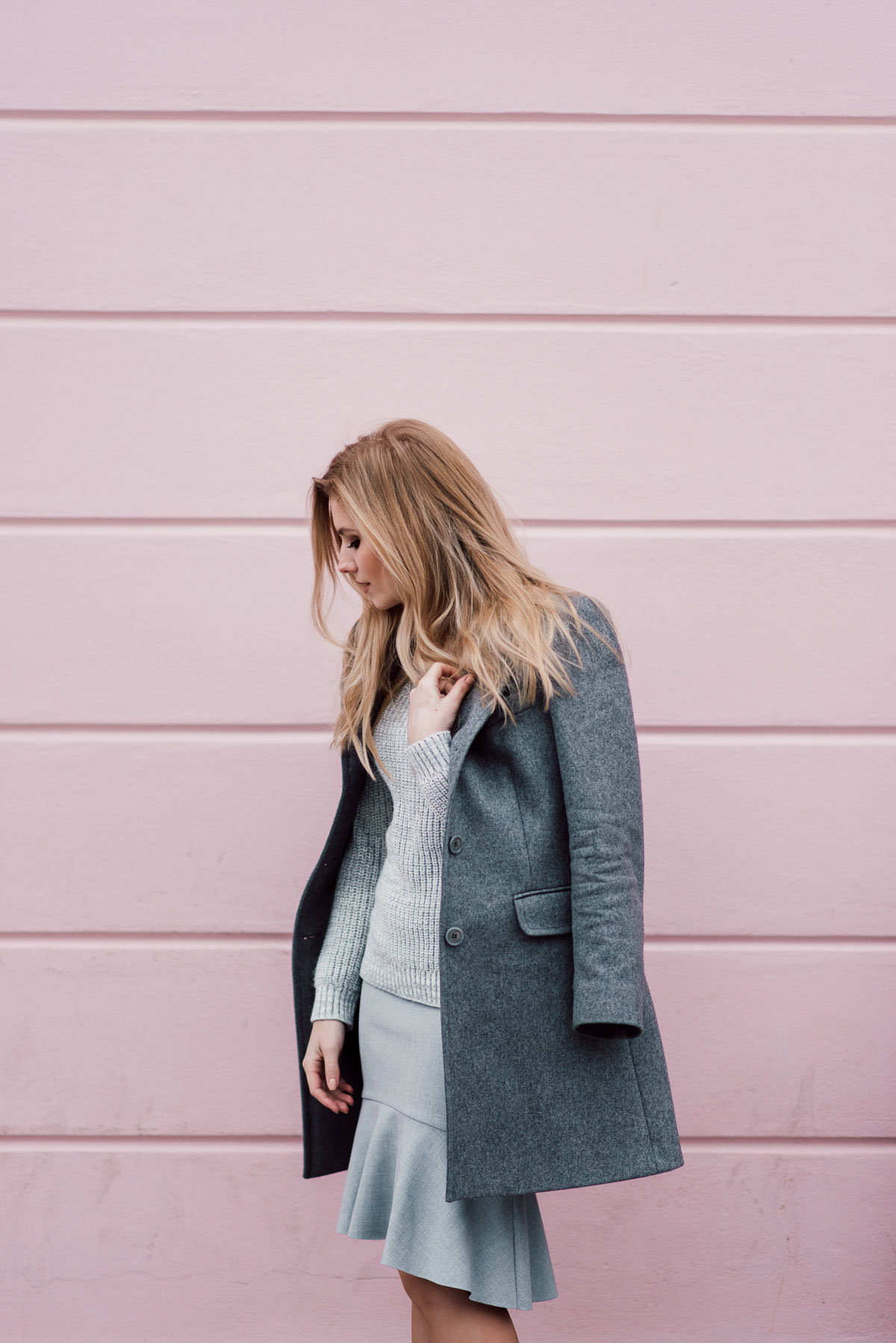 pink wall outfit